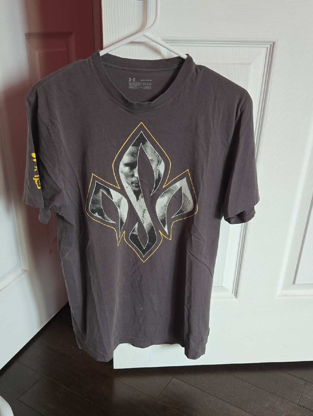 Under Armour Men’s Dark Gray Short‑Sleeve GSP Graphic Tee with Yellow Accents